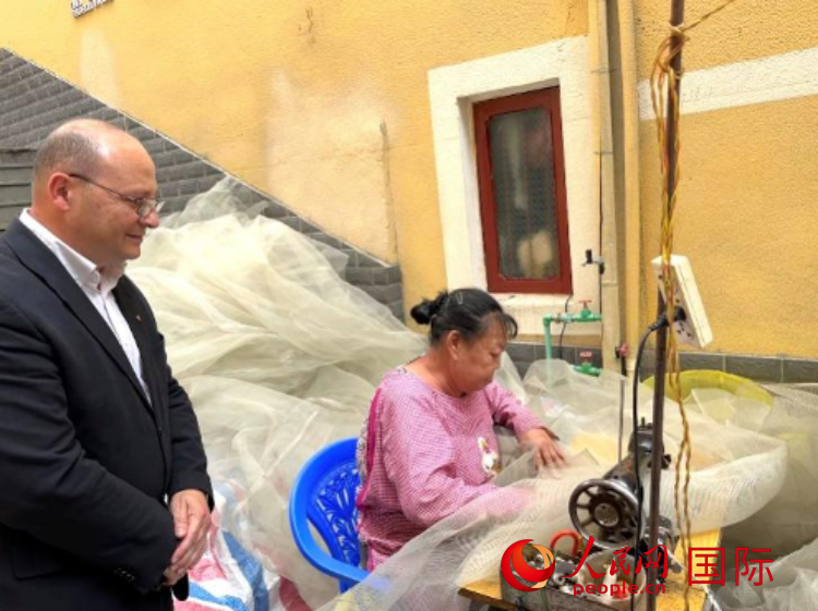 馬耳他瑪格麗特中學(xué)“中國(guó)角”教師馬丁·阿佐帕迪在福建省寧德市下歧村參觀。人民網(wǎng)記者 周雨攝