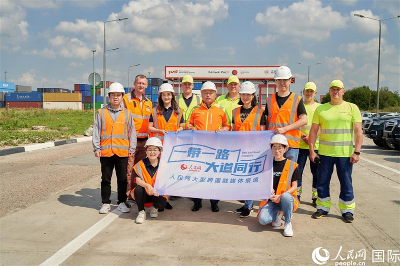 人民網(wǎng)記者在莫斯科別雷拉斯特物流中心采訪。