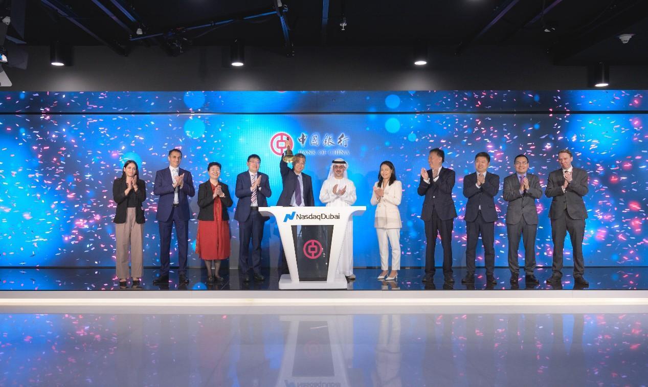 圖為中外嘉賓出席搖鈴儀式。迪拜納斯達(dá)克供圖