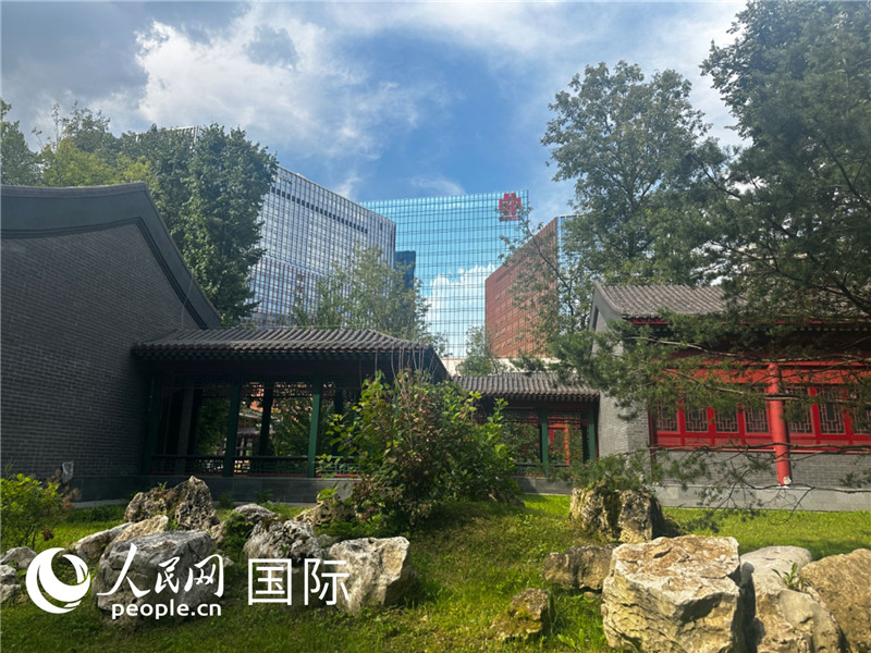 莫斯科中國貿(mào)易中心的中式園林“華銘園”一角。人民網(wǎng)記者 申佳平攝