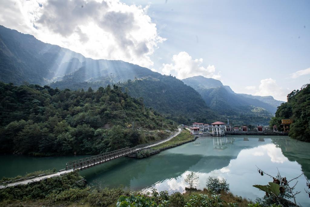 這是2022年11月8日拍攝的尼泊爾上馬相迪A水電站大壩。上馬相迪A水電站位于尼泊爾西部勒姆宗縣，2013年1月開工建設(shè)，2017年1月1日投入商業(yè)運(yùn)營。該水電站投入運(yùn)營以來，極大緩解了尼泊爾電力緊缺局面。新華社發(fā)（哈里·馬哈爾詹 攝）