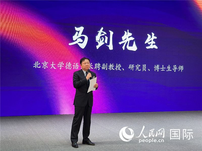 北京大學(xué)德語系長聘副教授馬劍點(diǎn)評學(xué)生表現(xiàn)。（攝影：張麗鷗）