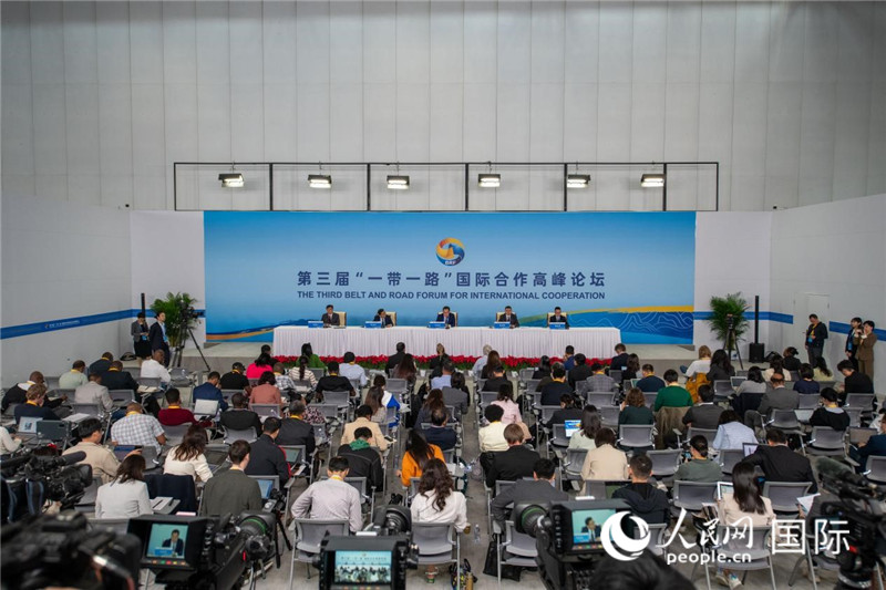 10月16日，第三屆“一帶一路”國際合作高峰論壇新聞中心在北京國家會議中心舉行首場吹風(fēng)會，邀請自然資源部國際合作司和相關(guān)單位負(fù)責(zé)人介紹有關(guān)情況，并回答記者提問。人民網(wǎng)記者 翁奇羽攝