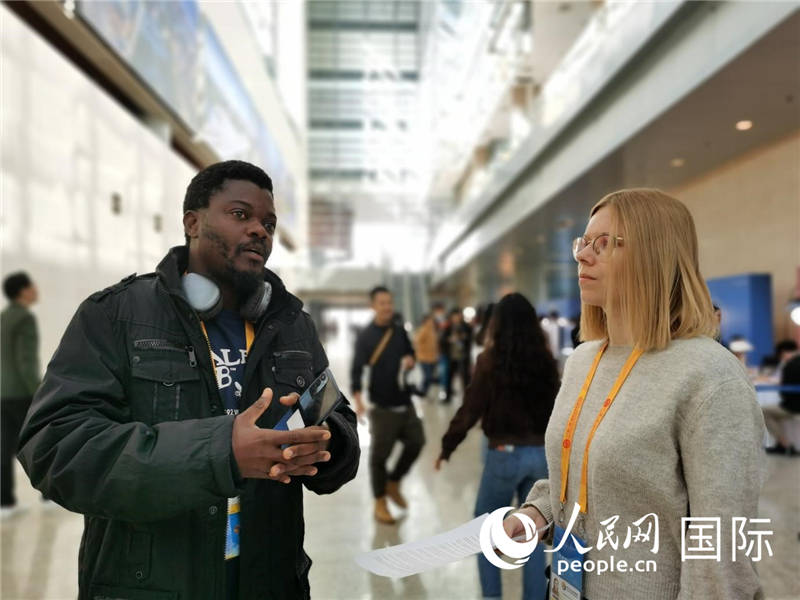 剛果（金）未來集團廣播電視部記者雨果-恩澤扎接受人民網(wǎng)采訪。人民網(wǎng) 孫鴻宇攝
