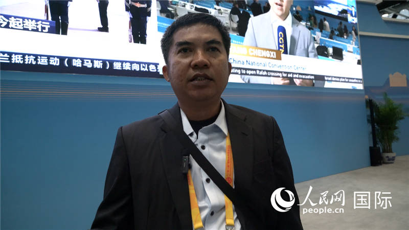 印尼《辛加朗綜合日?qǐng)?bào)》記者班邦·蘇利斯提奧（Bambang Sulistio）與記者交談。人民網(wǎng) 楊春燕攝
