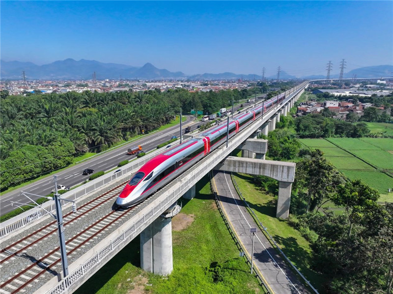 奔馳在雅萬高鐵上的動車組。中車青島四方機(jī)車車輛股份有限公司供圖