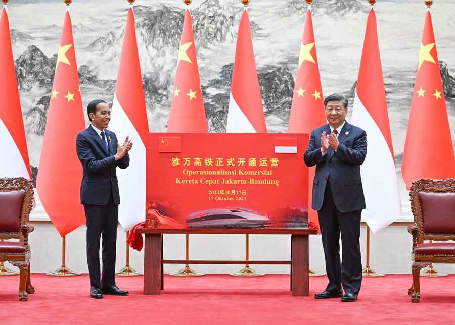 10月17日下午，國家主席習(xí)近平在北京人民大會堂同來華出席第三屆“一帶一路”國際合作高峰論壇并進行國事訪問的印度尼西亞總統(tǒng)佐科舉行會談。會談后，兩國元首共同為雅萬高鐵正式開通運營揭幕。