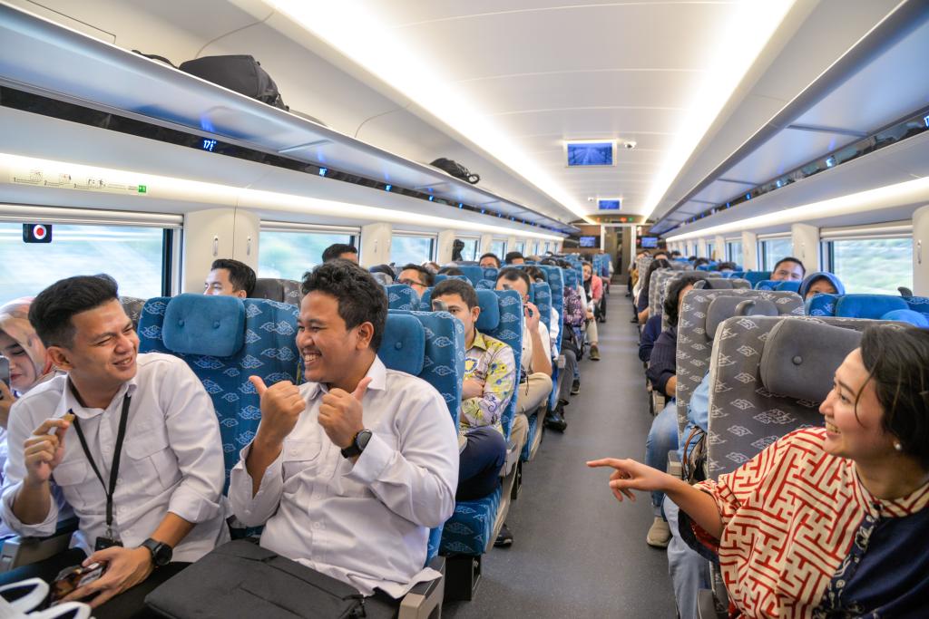 10月17日，乘客在行駛中的雅萬高鐵高速動車組列車車廂內(nèi)交談。
