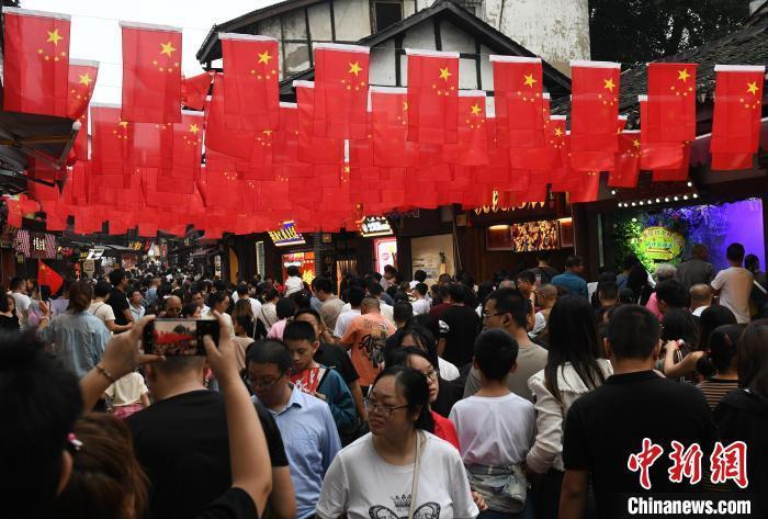 圖為重慶千年古鎮(zhèn)磁器口游人如織。<a target='_blank' href='/' ><p  align=