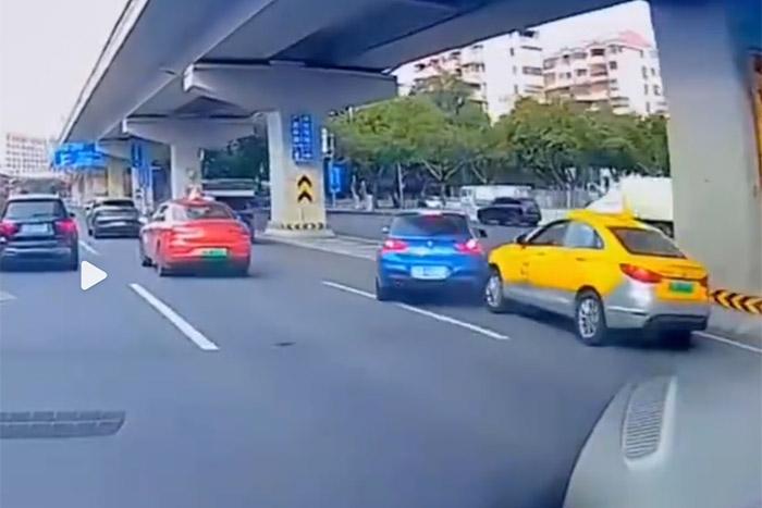 視頻截圖顯示，發(fā)生碰撞的剎那，出租車后方似乎確有車燈點(diǎn)亮。