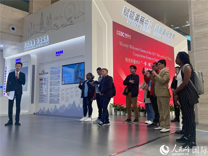 2023“一帶一路”媒體合作論壇聯(lián)合采訪團(tuán)參訪中國能建。人民網(wǎng)記者 于洋攝