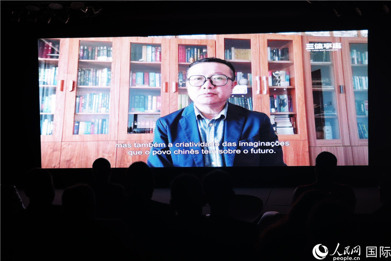 長篇小說《三體》作者劉慈欣通過視頻致辭。 人民網記者 時元皓攝