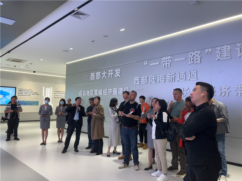 （成都國際鐵路港展廳，中外記者邊聽邊記，了解成都國際鐵路港運行情況 趙橙涔攝