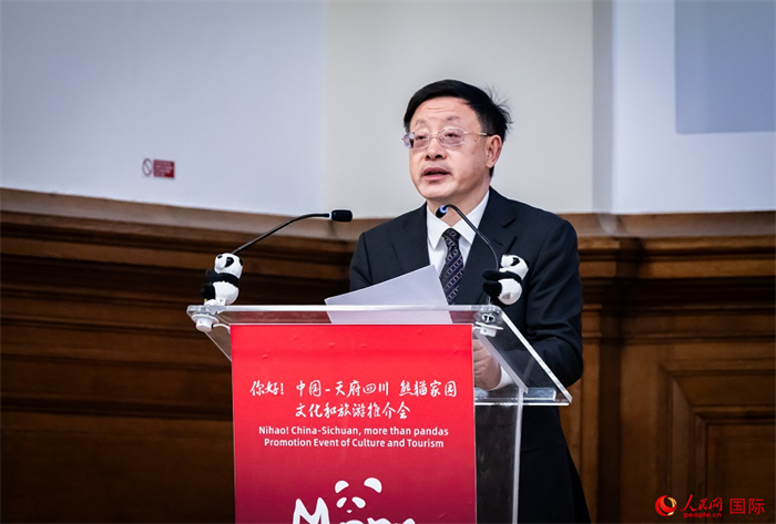 四川省文化和旅游廳廳長(zhǎng)戴允康作文化旅游推介。人民網(wǎng) 郭錦標(biāo)攝