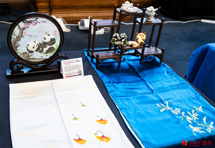 活動(dòng)現(xiàn)場(chǎng)的現(xiàn)場(chǎng)文創(chuàng)展、互動(dòng)體驗(yàn)區(qū)、非遺區(qū)展示。人民網(wǎng) 郭錦標(biāo)攝