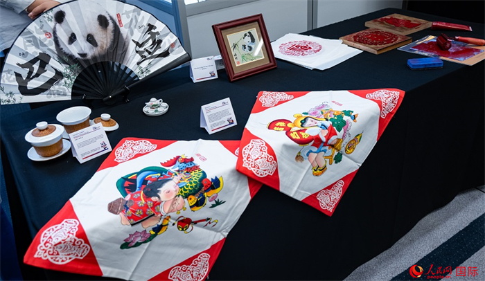 活動(dòng)現(xiàn)場(chǎng)的現(xiàn)場(chǎng)文創(chuàng)展、互動(dòng)體驗(yàn)區(qū)、非遺區(qū)展示。人民網(wǎng) 郭錦標(biāo)攝
