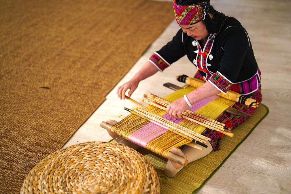 4月17日，黎族傳統(tǒng)紡染織繡技藝國家級代表性傳承人劉香蘭在2023年意大利米蘭設(shè)計周上展示黎錦織造技藝。新華社發(fā)