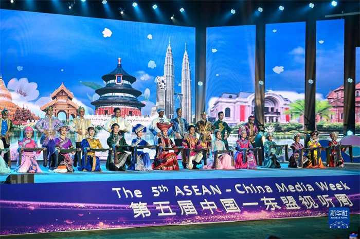 10月21日，在馬來西亞行政首都普特拉賈亞，演員在第五屆中國—東盟視聽周開幕活動(dòng)上表演。新華社記者 程一恒 攝