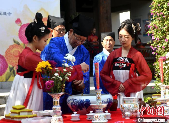 資料圖：圖為傳統(tǒng)重陽祭酒儀式?！蚊?攝