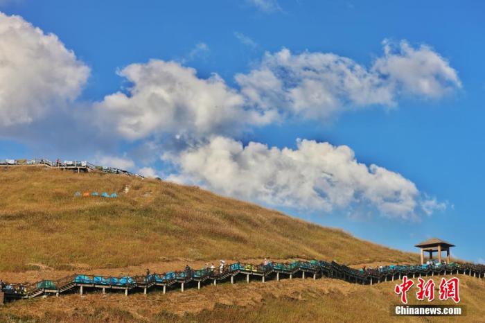 資料圖：圖為江西武功山高山草甸旁的登山步道，游客在登山。 劉力鑫 攝