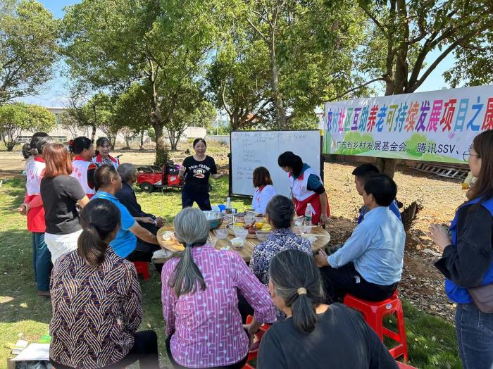 10月23日，廣東韶關(guān)農(nóng)村的互助養(yǎng)老探索，結(jié)合仁化縣董塘鎮(zhèn)新龍村的重陽節(jié)活動，將村支書、婦女主任、項目管理人員、新龍村助老員、村民志愿者、健康熱心的老人聚集在一起。 受訪者供圖