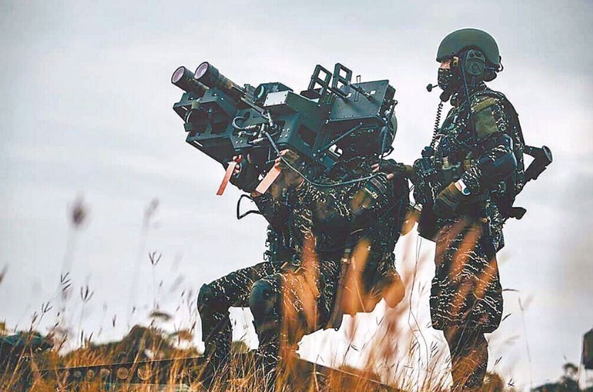 臺海軍陸戰(zhàn)隊肩抗“毒刺”導(dǎo)彈發(fā)射器準(zhǔn)備射擊。圖片來源：臺灣“中時新聞網(wǎng)”。