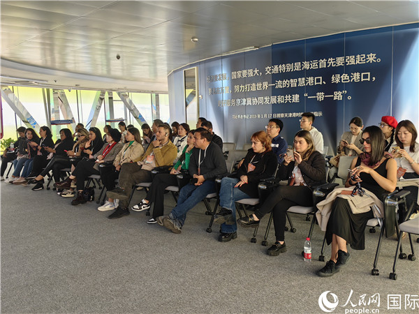 外媒記者探訪天津港北疆港區(qū)C段智能化集裝箱碼頭。人民網(wǎng)記者 符園園攝
