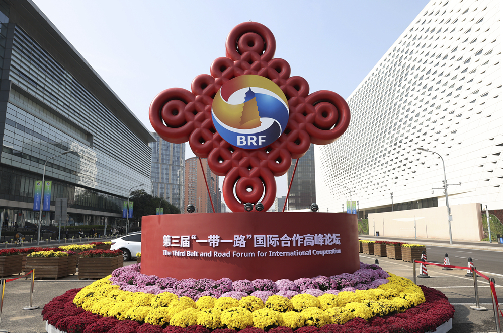 這是在北京國(guó)家會(huì)議中心附近拍攝的“一帶一路”國(guó)際合作高峰論壇景觀布置（2023年10月17日攝）。新華社記者 陳斌 攝