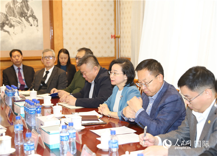 1.2023年10月30日，沈敏娟（右三）大使與中企代表座談。人民網(wǎng)記者 霍文攝