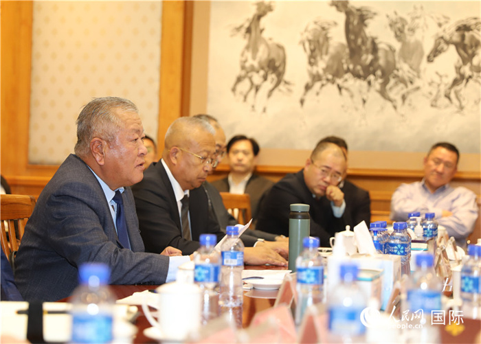 2.2023年10月30日，張義波（左一）會(huì)長(zhǎng)匯報(bào)商會(huì)工作情況。人民網(wǎng)記者 霍文攝