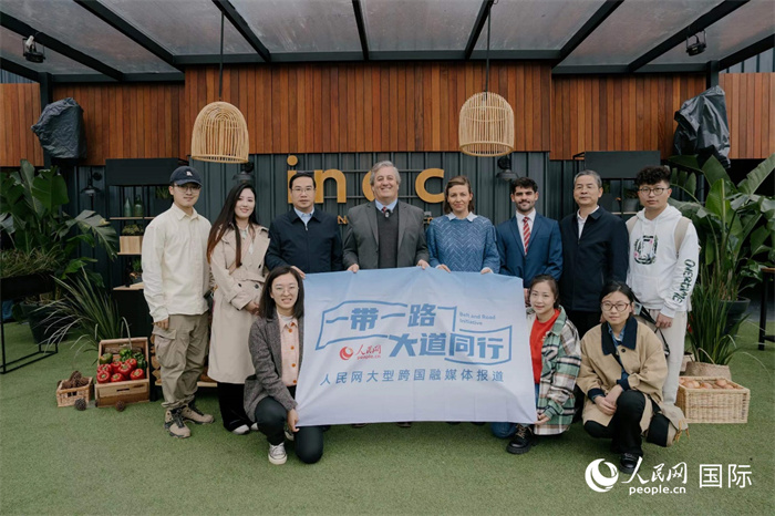 在烏拉圭第118屆普拉多牧農(nóng)業(yè)國際博覽會上，烏拉圭國家肉類協(xié)會主席與人民網(wǎng)記者合影。人民網(wǎng)記者 張若涵攝