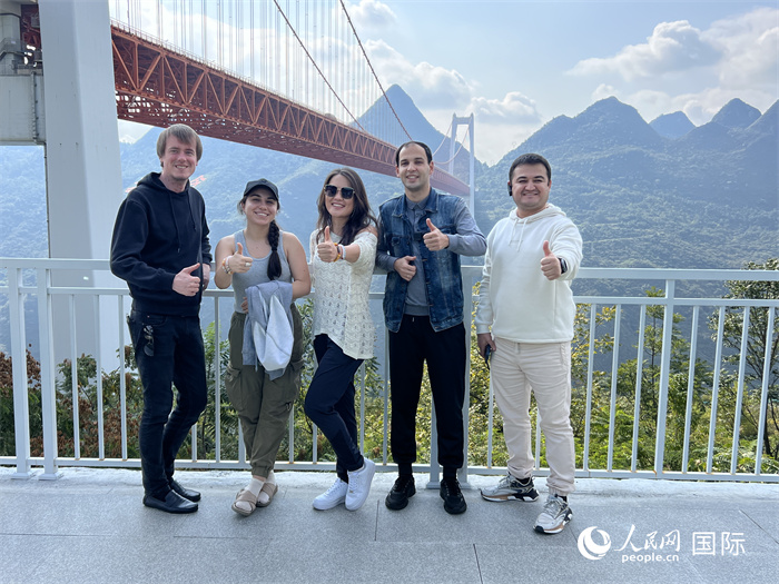 歐亞國家記者在壩陵河大橋下合影，并給大橋“點(diǎn)贊”。人民網(wǎng) 花放攝
