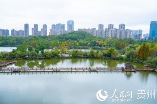 秋日時節(jié)，觀山湖公園景色美不勝收。人民網(wǎng) 陽茜攝
