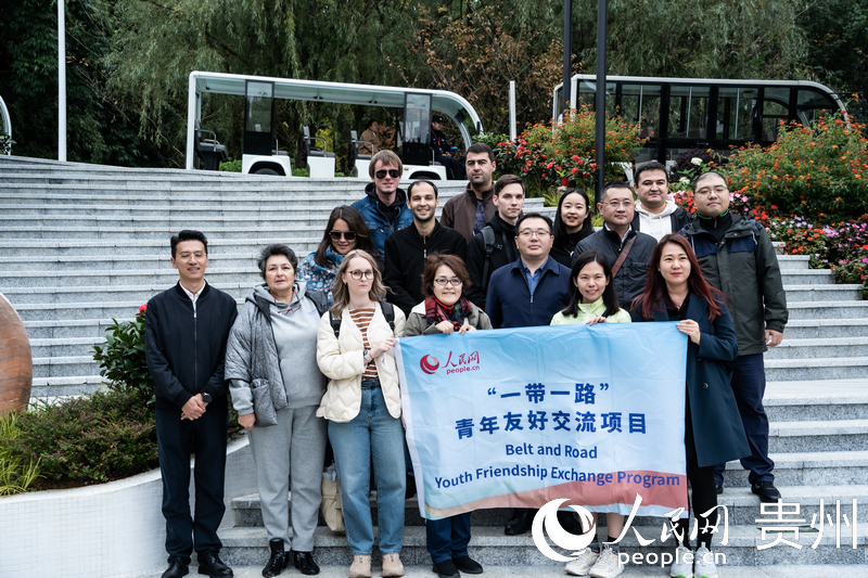 合影留念。人民網(wǎng) 陽茜攝