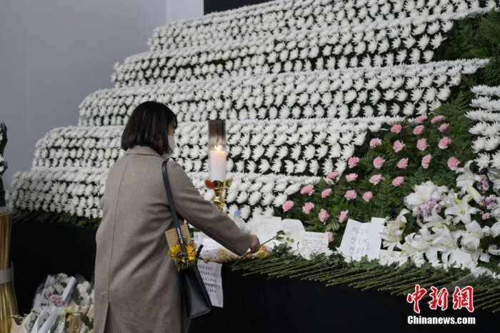 當?shù)貢r間11月1日23時45分許，韓國民眾在位于首爾廣場的集體焚香所悼念梨泰院踩踏事故遇難者。 <a target='_blank' href='/'><p  align=