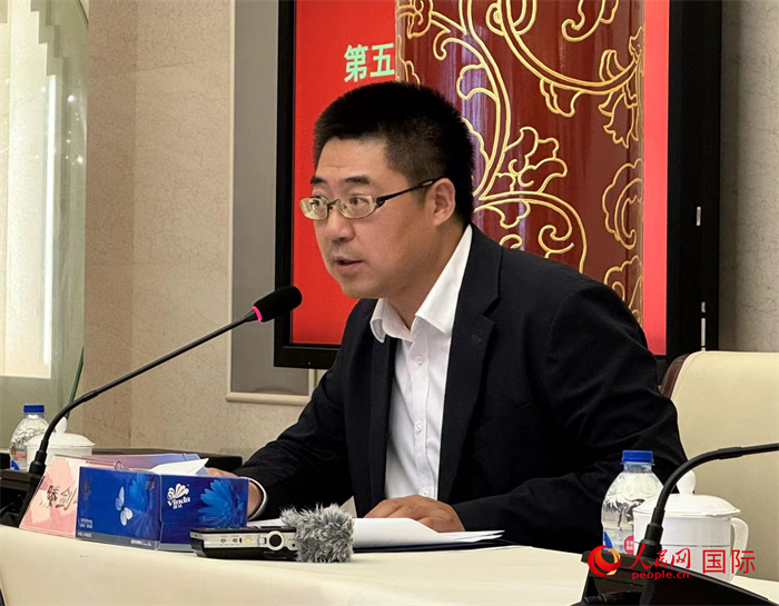 10月31日，歐美同學(xué)會副秘書長滕劍峰在第五屆中法文化論壇媒體吹風(fēng)會上講話。（人民網(wǎng) 謝瑩攝）