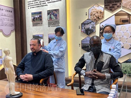   （外媒記者爭先恐后體驗艾灸，直呼神奇。中國經(jīng)濟(jì)周刊記者 郭志強(qiáng) 攝）