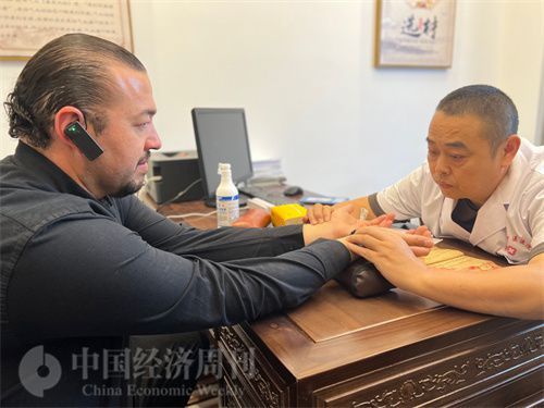   （外媒記者走進(jìn)中醫(yī)堂，問診中醫(yī)名師。中國經(jīng)濟(jì)周刊記者 郭志強(qiáng)攝）