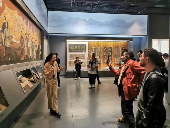  2023“一帶一路”媒體合作論壇聯(lián)合采訪團(tuán)參觀中國(guó)藥都中醫(yī)藥博物館。（本報(bào)記者 黃超攝）