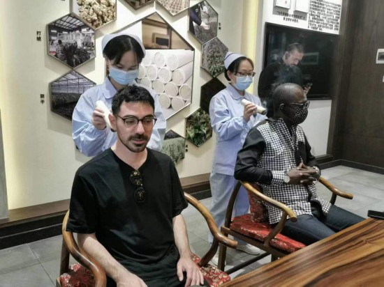 2023“一帶一路”媒體合作論壇聯(lián)合采訪團(tuán)團(tuán)員在九牛草展示館體驗(yàn)艾灸。（本報(bào)記者 黃超攝）