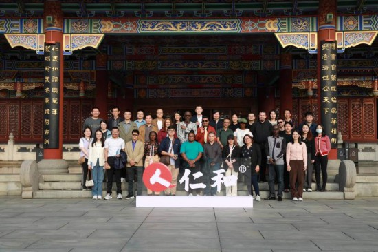 2023“一帶一路”媒體合作論壇聯(lián)合采訪團(tuán)參觀仁和集團(tuán)。（受訪者供圖）