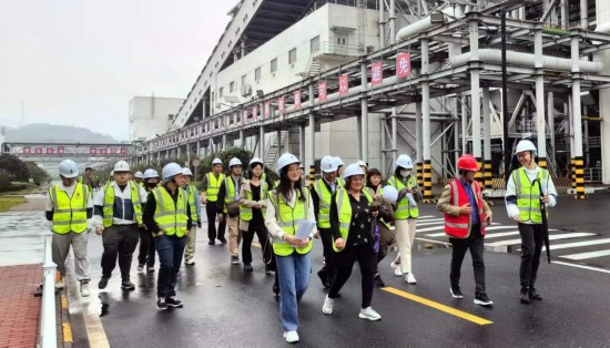   2023“一帶一路”媒體合作論壇聯(lián)合采訪團(tuán)走進(jìn)國(guó)家電投江西公司分宜電廠廠區(qū)。（本報(bào)記者 周歡攝）
