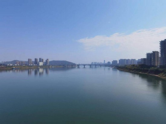 　　10月24日，在清水塘大橋景觀通道上拍攝的湘江景色。本報(bào)記者 常雯宜攝