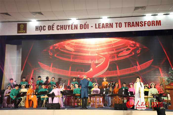 越南新活力民族樂(lè)團(tuán)的藝術(shù)家在進(jìn)行演奏。人民網(wǎng)記者楊曄攝