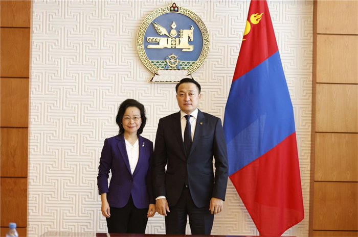 10月31日，中國駐蒙古國大使沈敏娟到任拜會蒙政府辦公廳主任兼蒙古人民黨總書記阿瑪爾巴伊斯格楞（右）。中國駐蒙古使館供圖