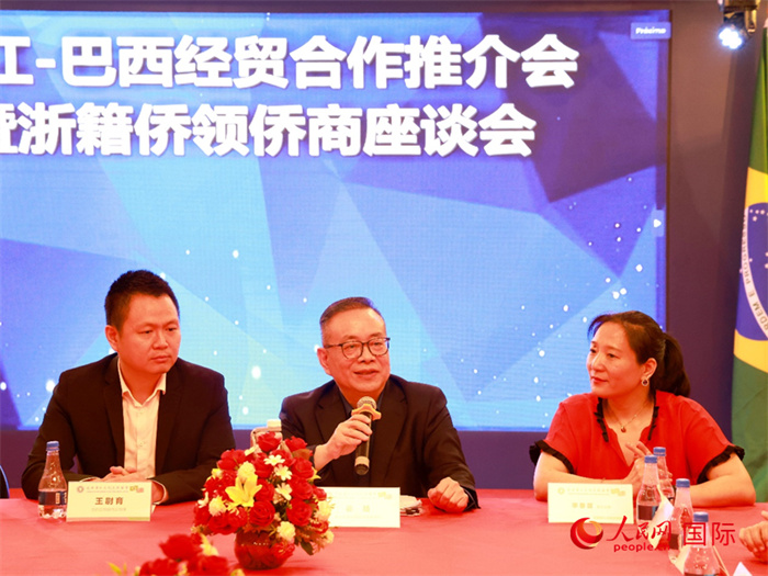 浙江海外聯(lián)誼會常務(wù)副會長徐旭（中）和與會僑領(lǐng)僑商座談。人民網(wǎng)記者 陳海琪攝