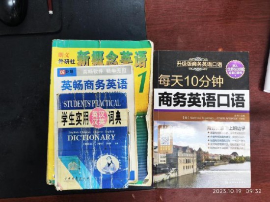   胡振興學習英語所用的資料。（圖片由受訪者提供）