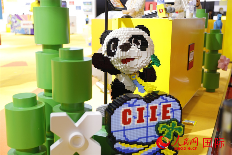 11月5日，消費(fèi)品展區(qū)展出的進(jìn)博會吉祥物進(jìn)寶造型積木。人民網(wǎng)記者 李美玉攝