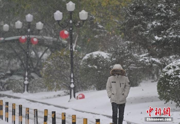圖為市民在雪中出行。 <a target='_blank' href='/' ><p  align=