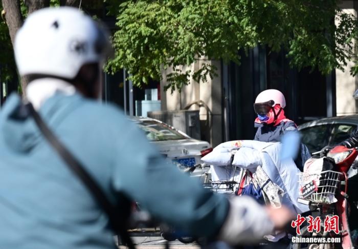 石家莊街頭，市民紛紛穿上厚厚的外套“捂”裝前行。 <a target='_blank' href='/'><p  align=